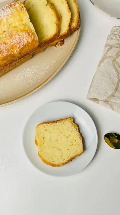 une part d'un gateau au yaourt sur une assiette