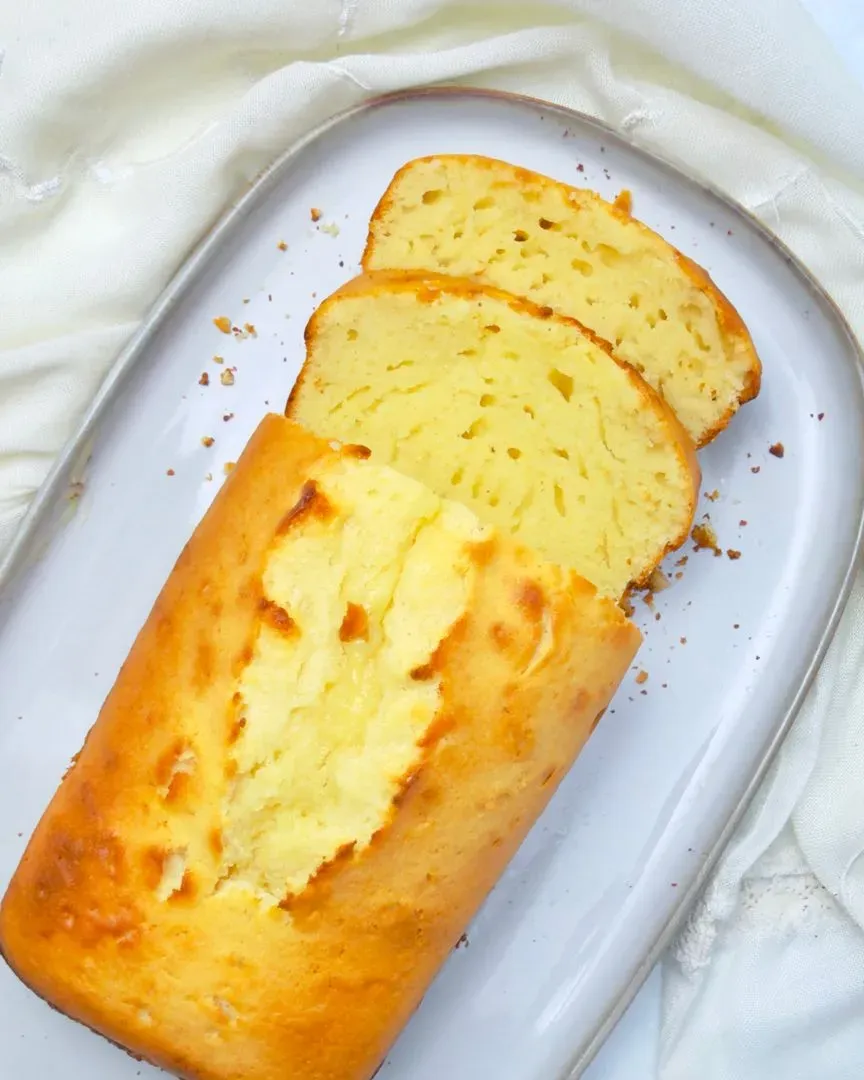 Gâteau au yaourt et chocolat blanc un gateau yaourt et chocolat blanc coupé en part