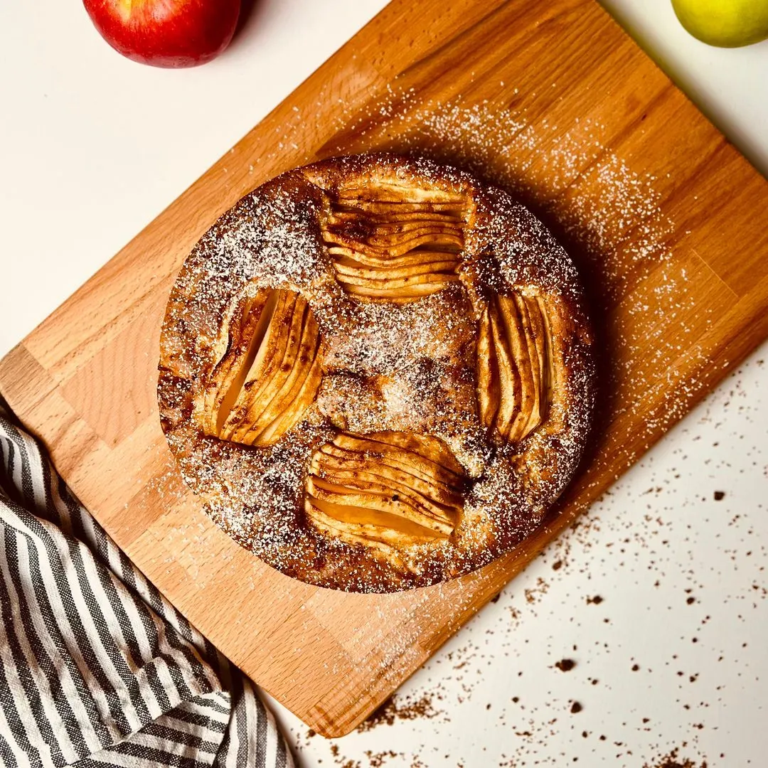 gâteau aux pommes sur une planche en bois