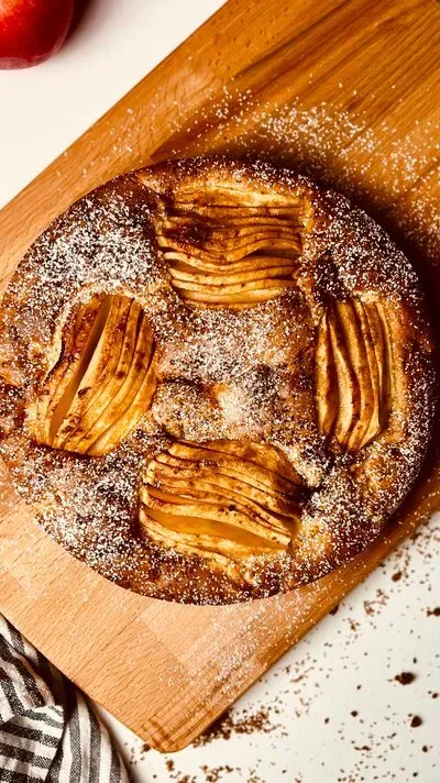 gâteau aux pommes sur une planche en bois