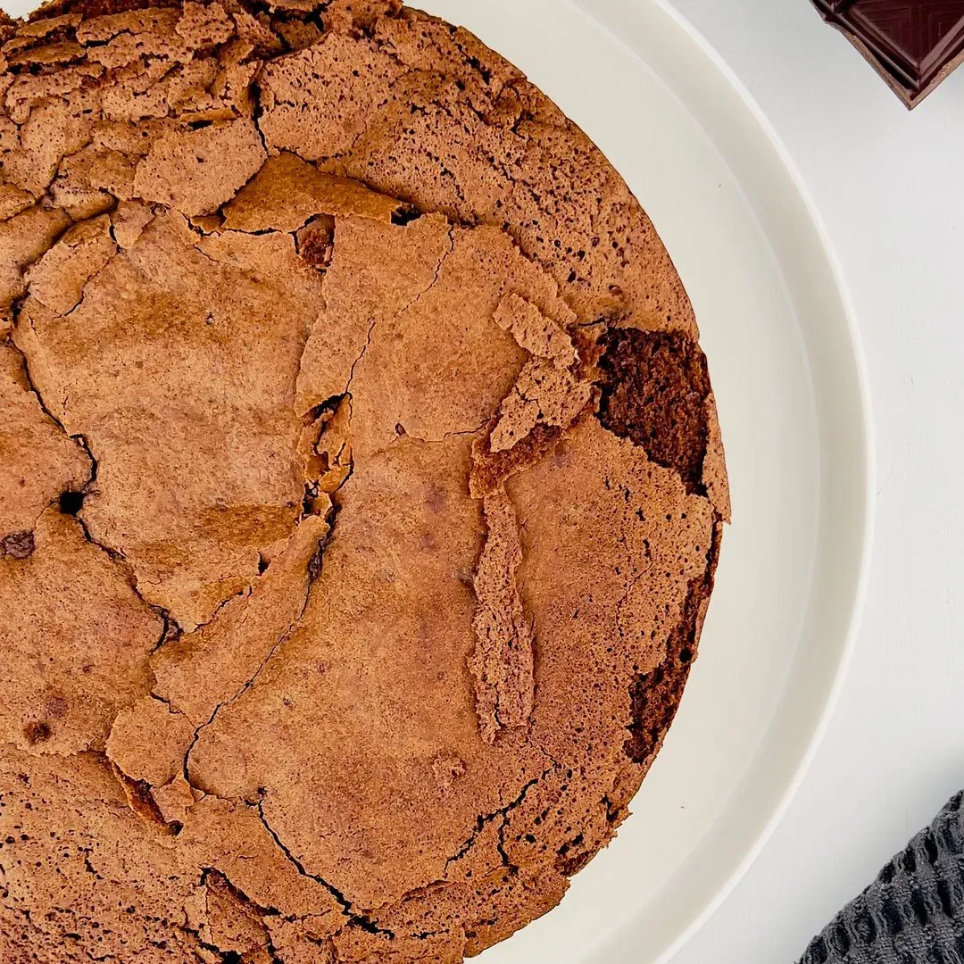 un gateau au chocolat et à la compote sur une assiette