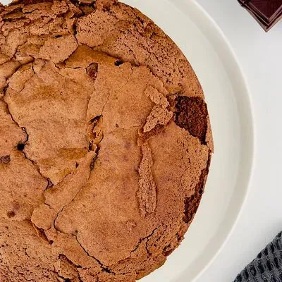 un gateau au chocolat et à la compote sur une assiette