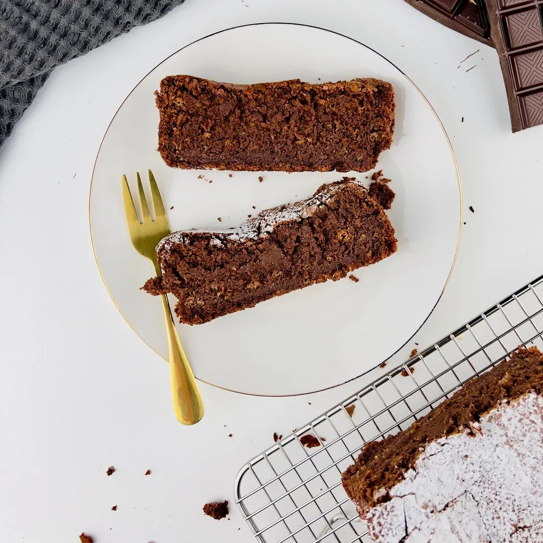 deux part de gateau au chocolat et fromage sur une assiette