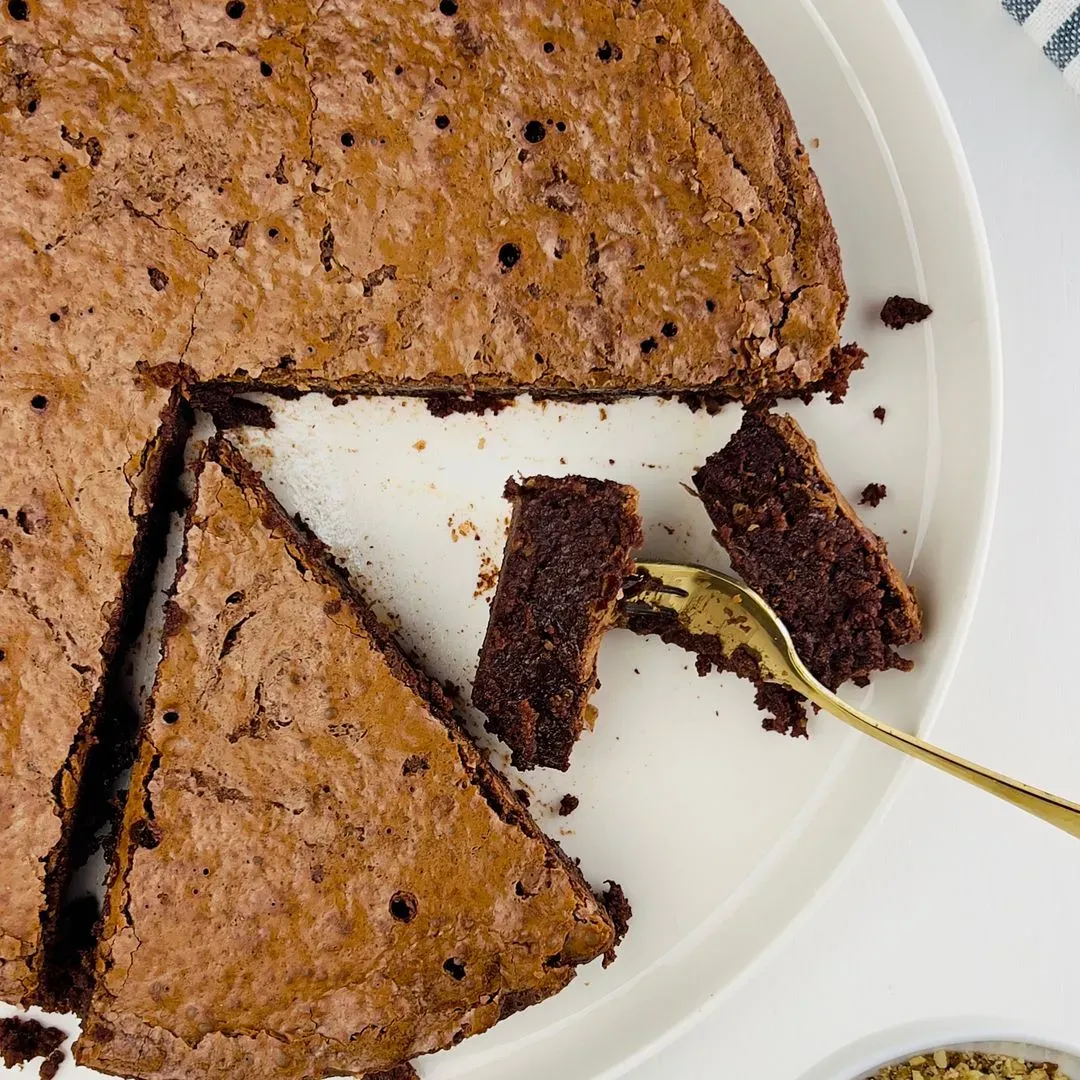 un gâteau au chocolat et poudre de noisettes sur une assiette 