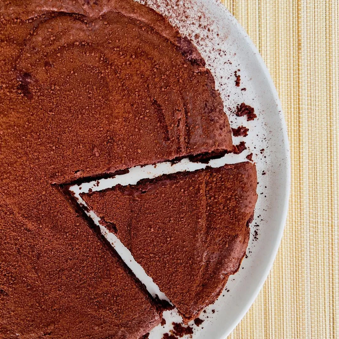 Gâteau au chocolat et ricotta un gateau chocolat ricotta sur une assiette