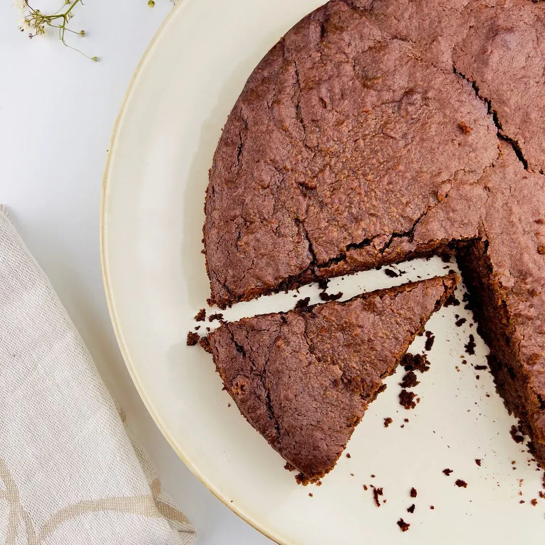 gâteau à la patate douce et au chocolat servi dans une grande assiette et avec une part coupée