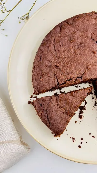 gâteau à la patate douce et au chocolat servi dans une grande assiette et avec une part coupée