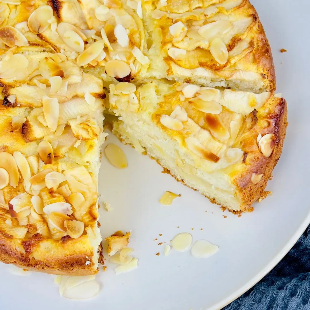 gâteau a la pomme et au macarpone coupé sur une assiette