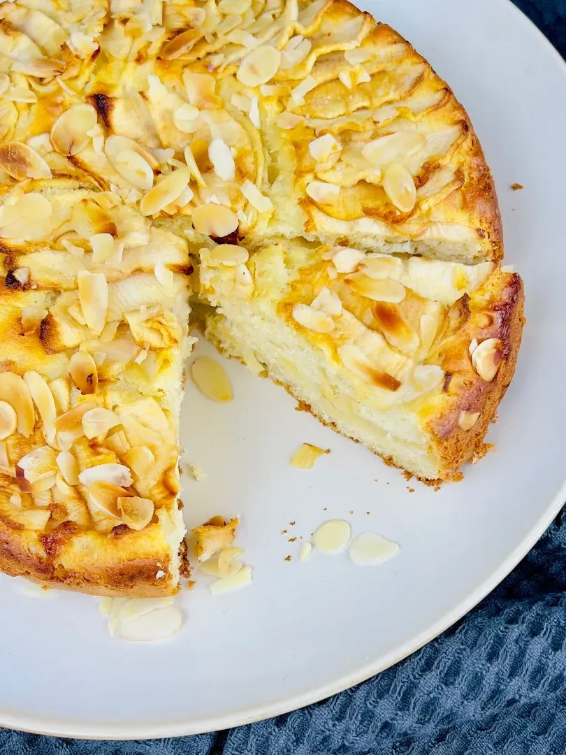 gâteau a la pomme et au macarpone coupé sur une assiette