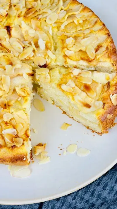 gâteau a la pomme et au macarpone coupé sur une assiette