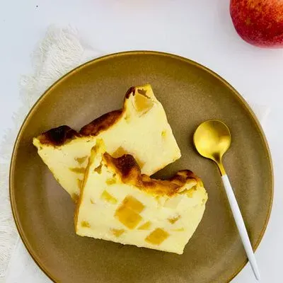 deux parts du gâteau à la semiule et aux pommes sur une assiette