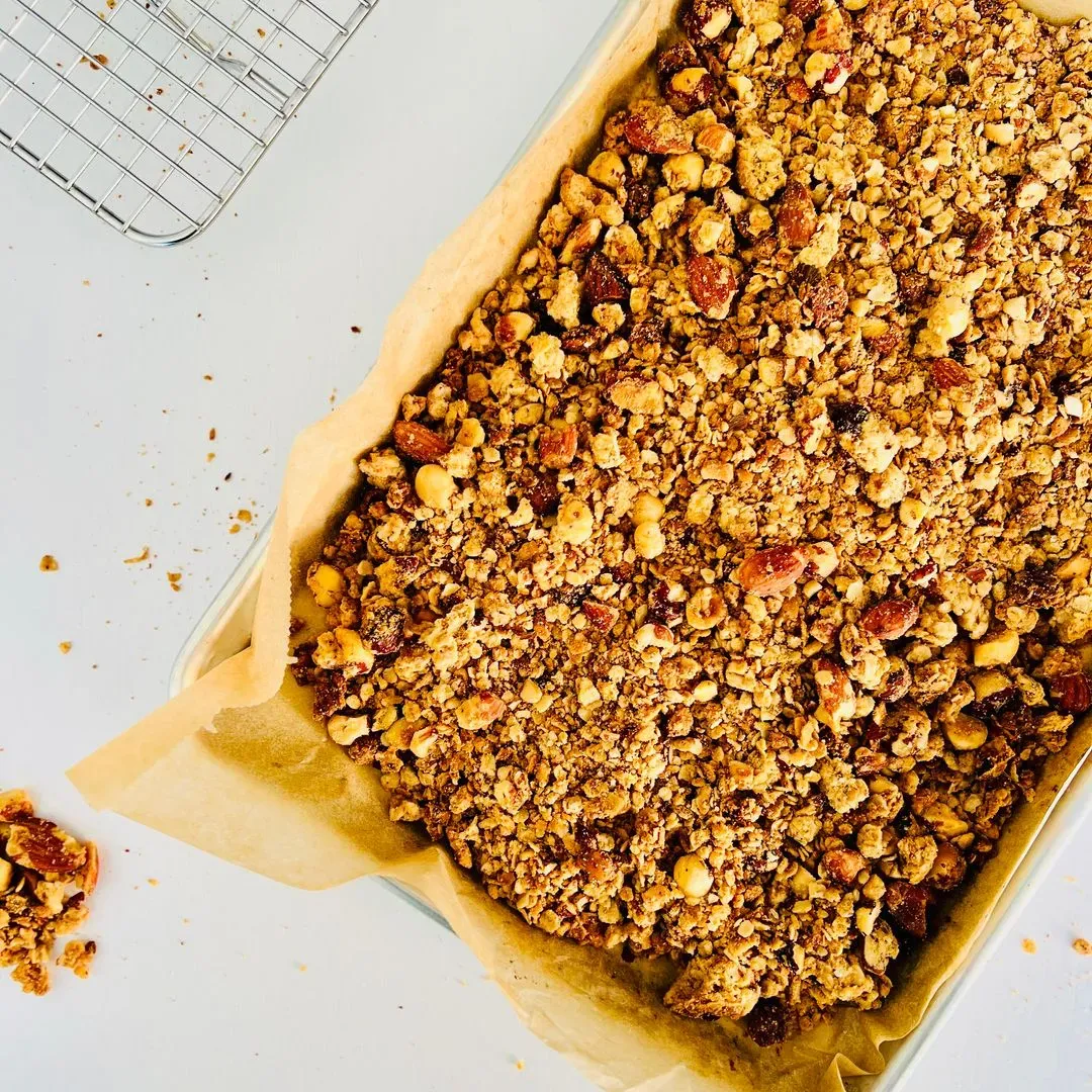 Granola au beurre de cacahuète Des granolas sur un plateau