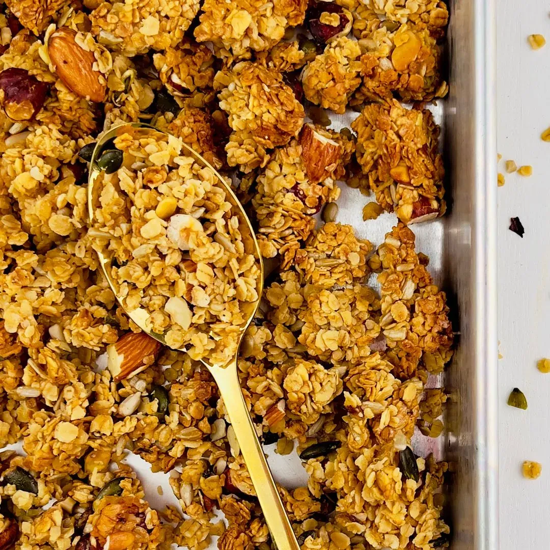 Granola au miel granola avec une cuillère dessus