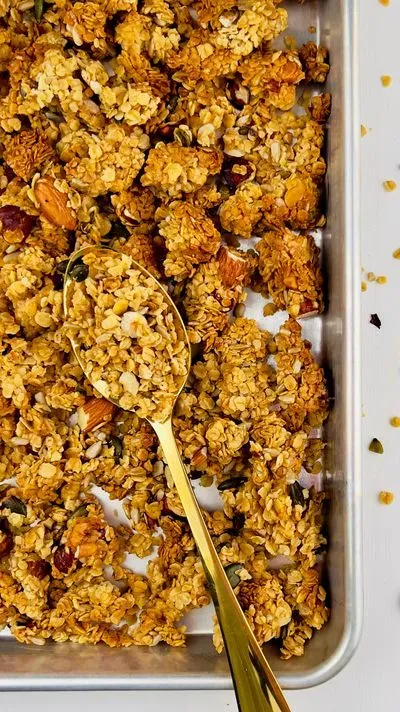 granola avec une cuillère dessus