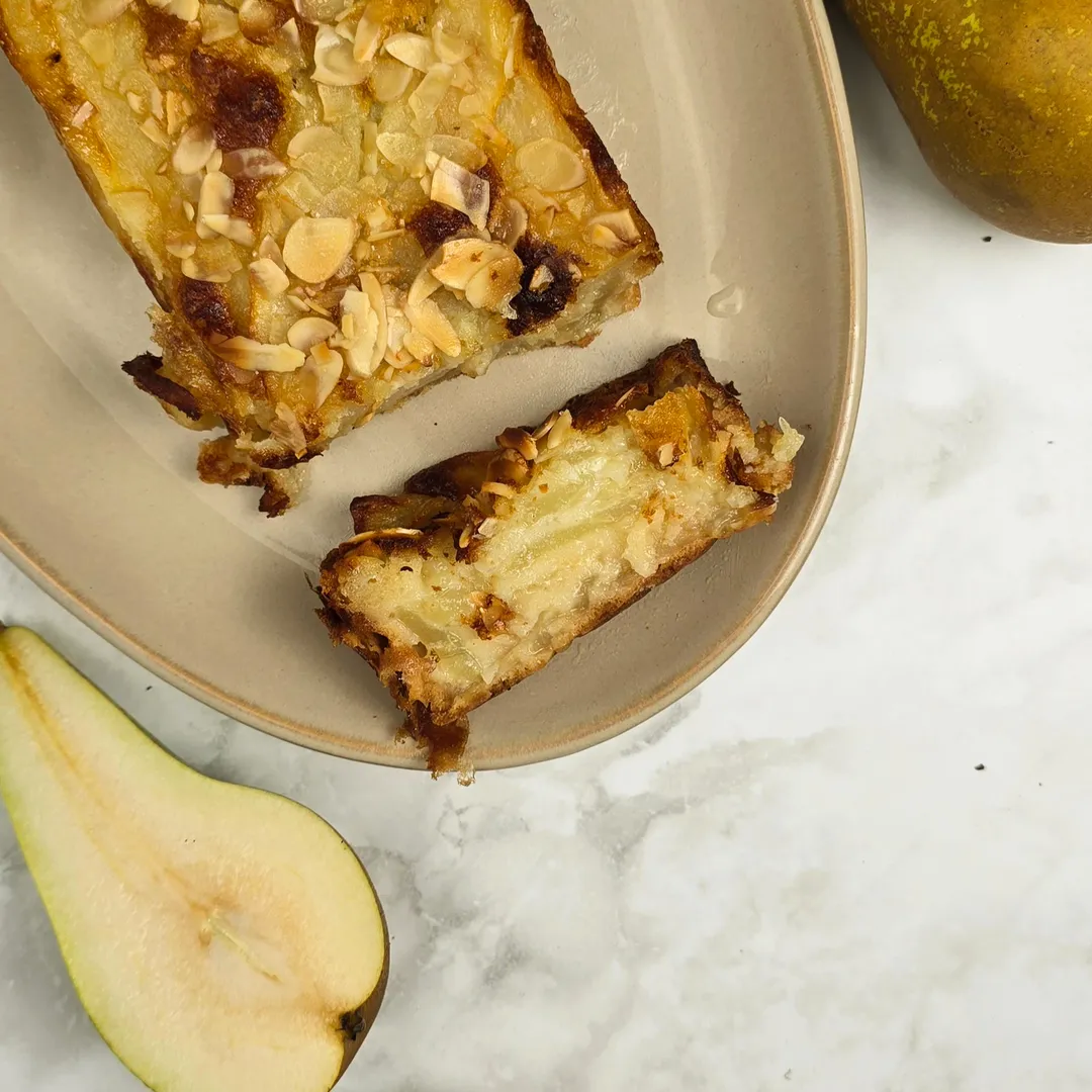 invisible aux poires sur une assiette avec des poires autour 