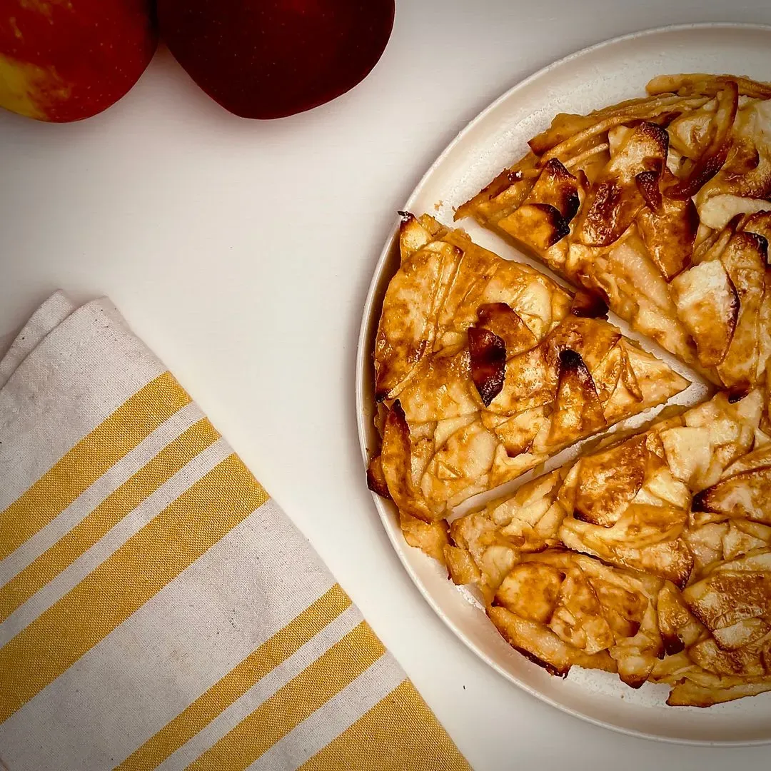 un invisible aux pommes sur une assiette