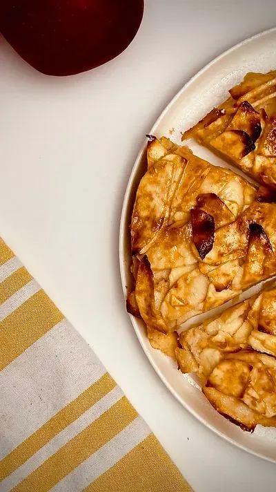 un invisible aux pommes sur une assiette