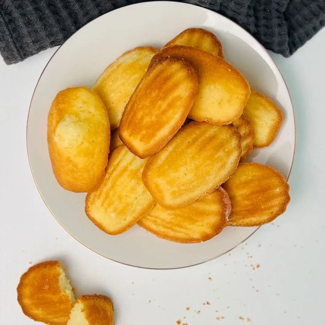 Madeleines des madaleines sur une assiette