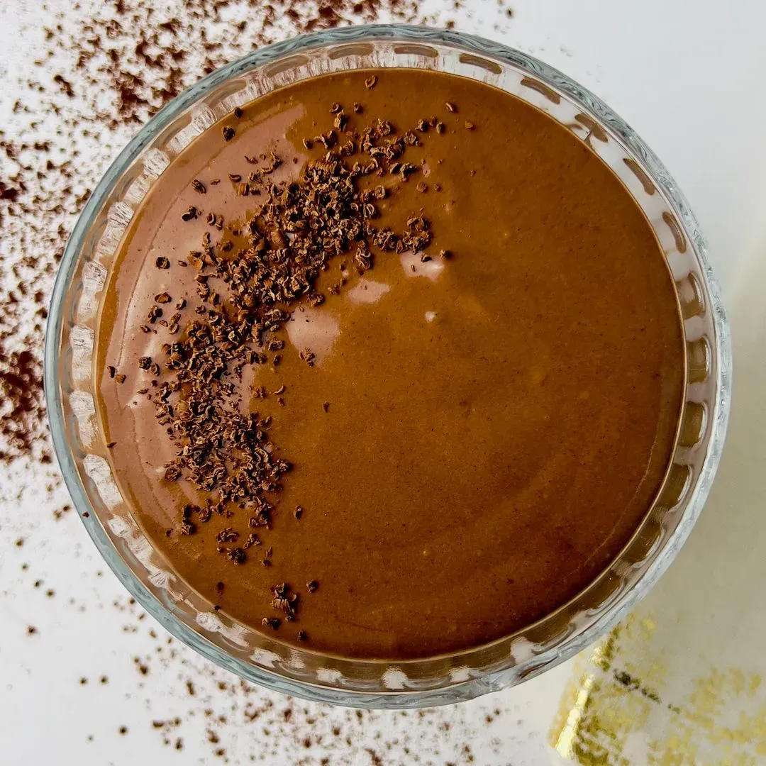 Mousse au chocolat et tofu soyeux une mousse au chocolat dans un ramequin