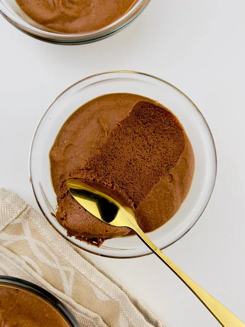 des ramequins de mousse au chocolat sur une table