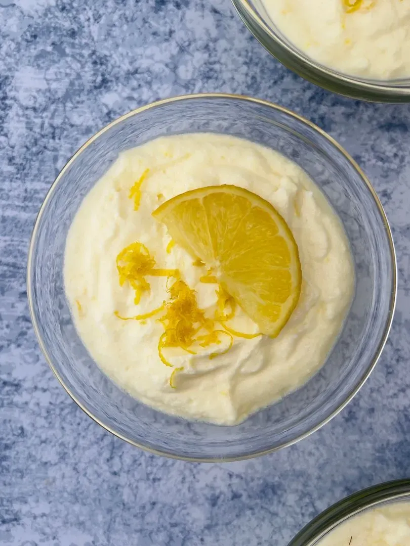 des mousses au citron et mascarpone dans des verrines