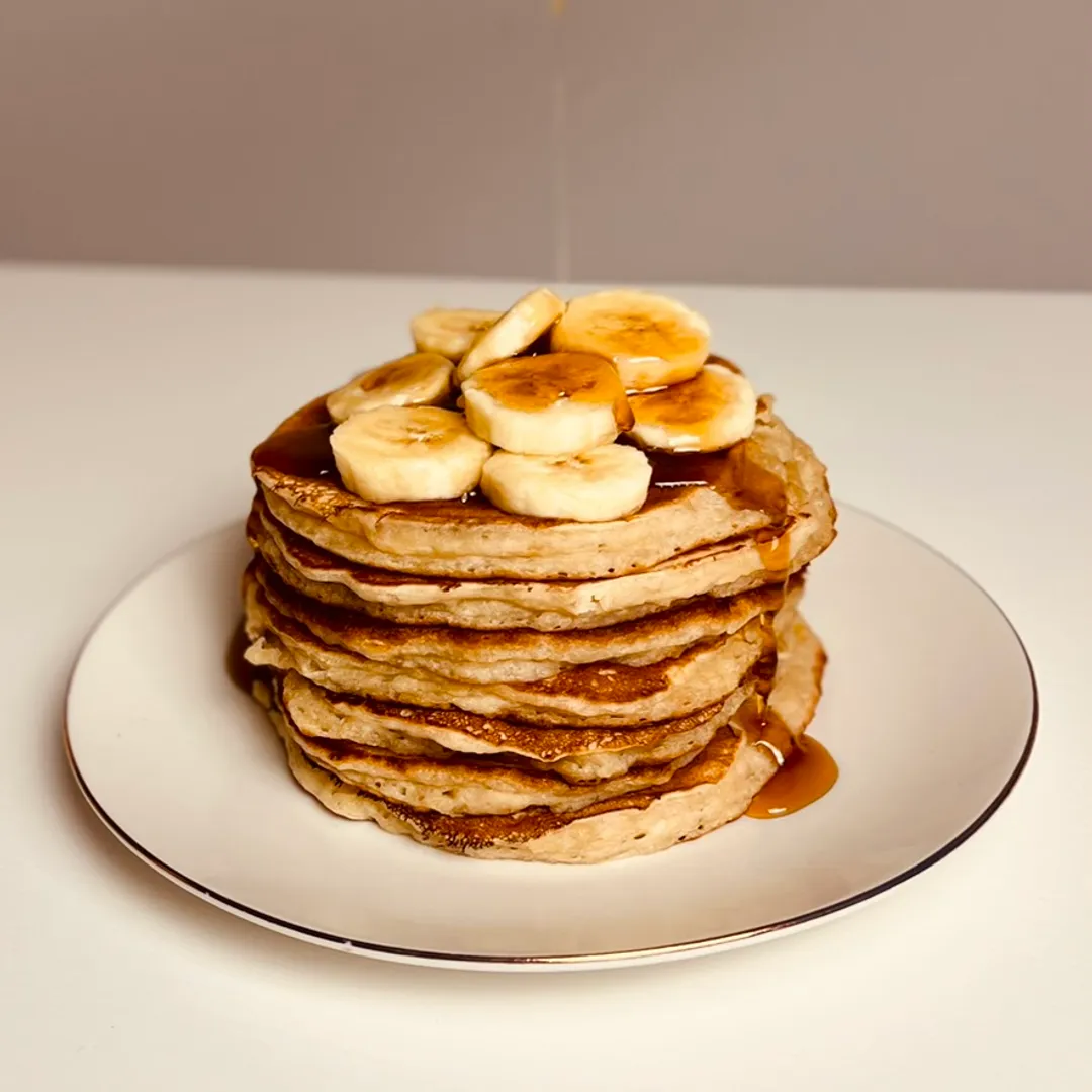 des pancakes avec des bananes sur le dessus