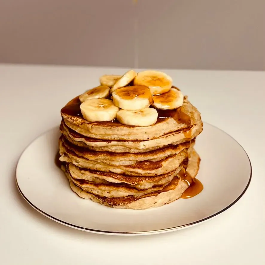 des pancakes avec des bananes sur le dessus