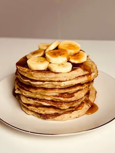 des pancakes avec des bananes sur le dessus