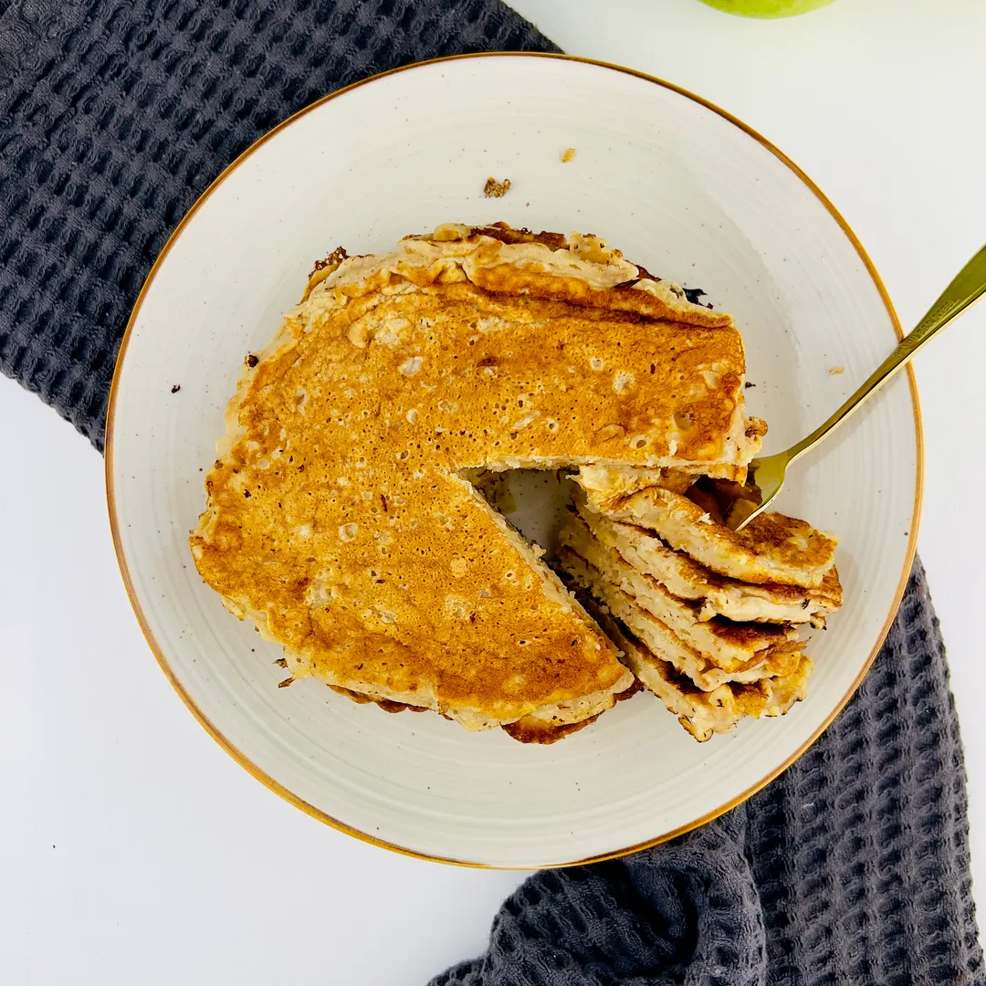 Pancakes aux pommes des pancakes aux pommes coupés sur une assiette