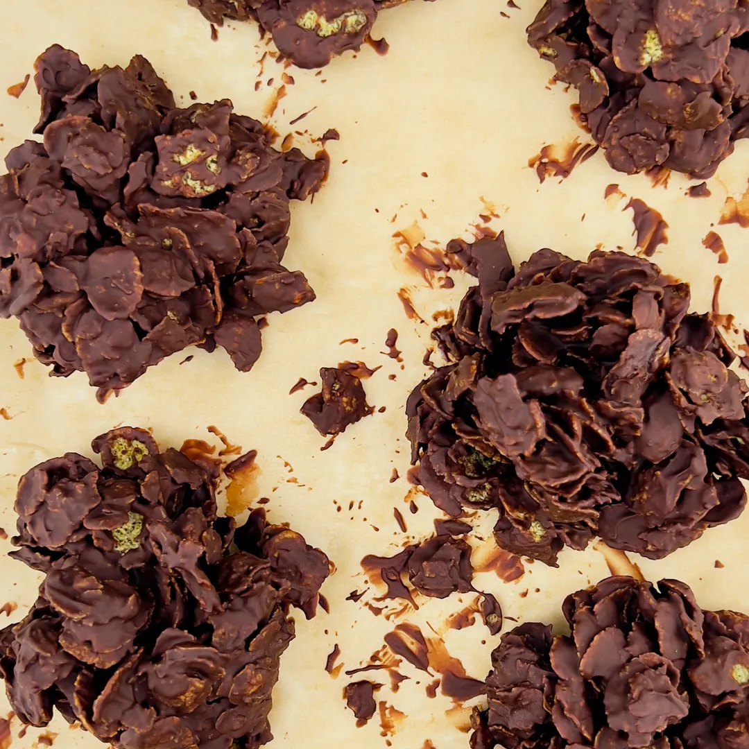 des roses des sables au chocolat noirs sur du papier cuisson