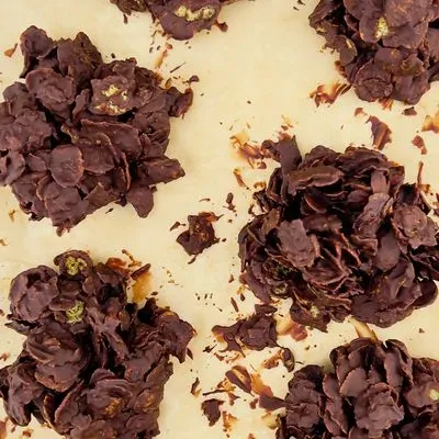 des roses des sables au chocolat noirs sur du papier cuisson