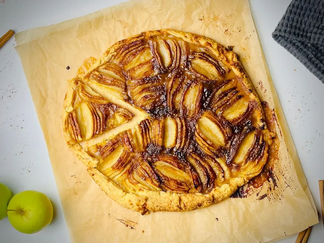une tarte aux pommes sur du papier cuisson