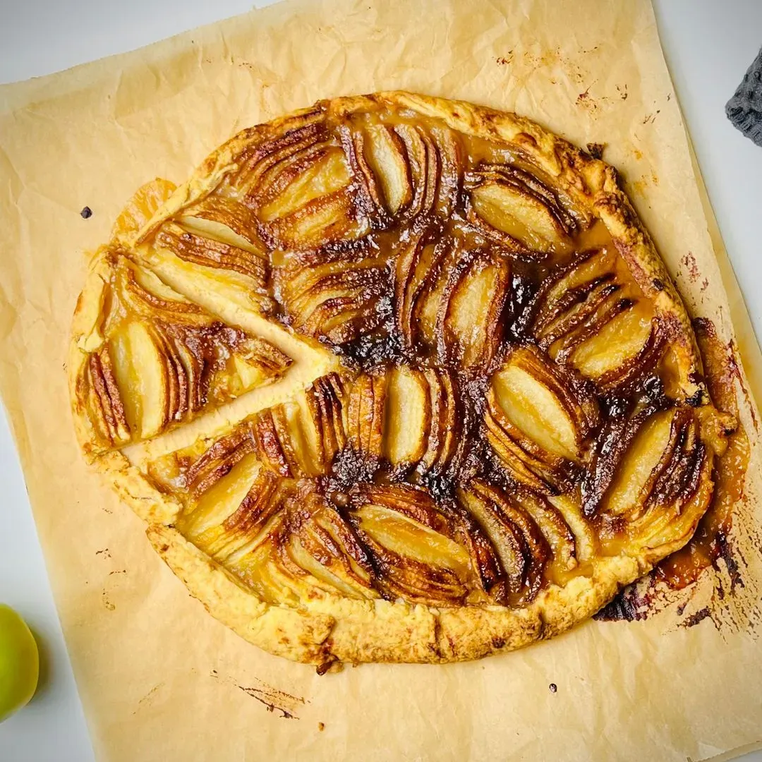 une tarte aux pommes sur du papier cuisson