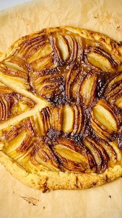 une tarte aux pommes sur du papier cuisson