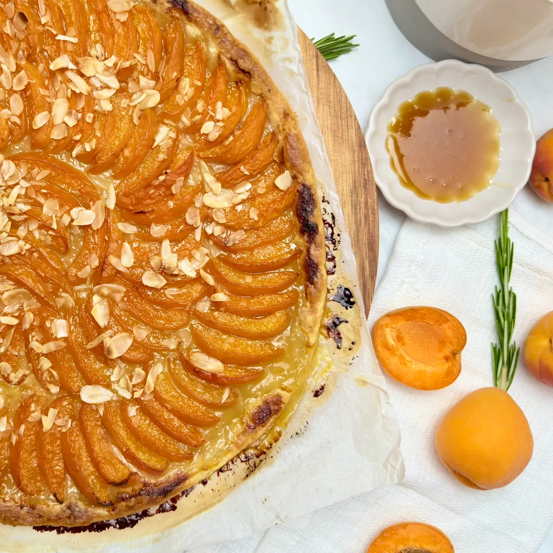 tarte abricot miel et romarin sur une planche en bois