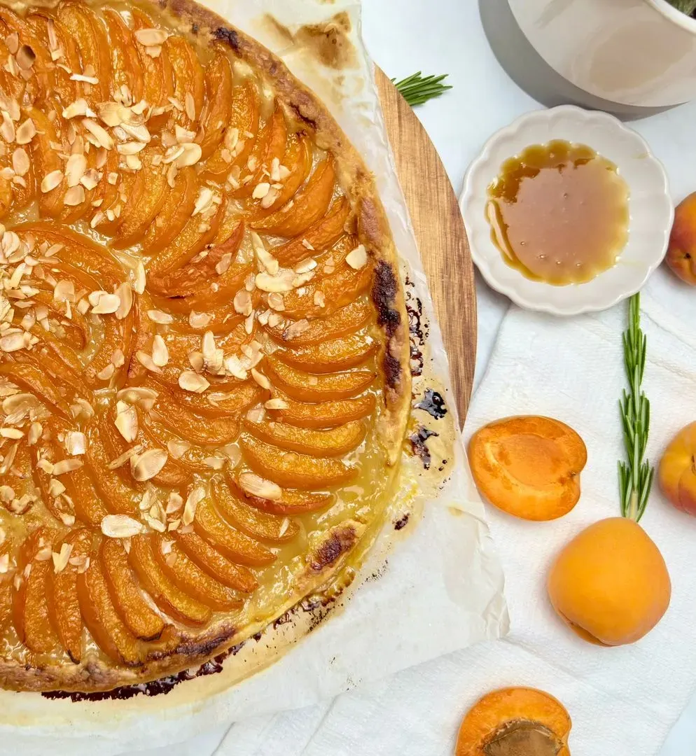 Tarte fine aux abricots et au romarin tarte abricot miel et romarin sur une planche en bois