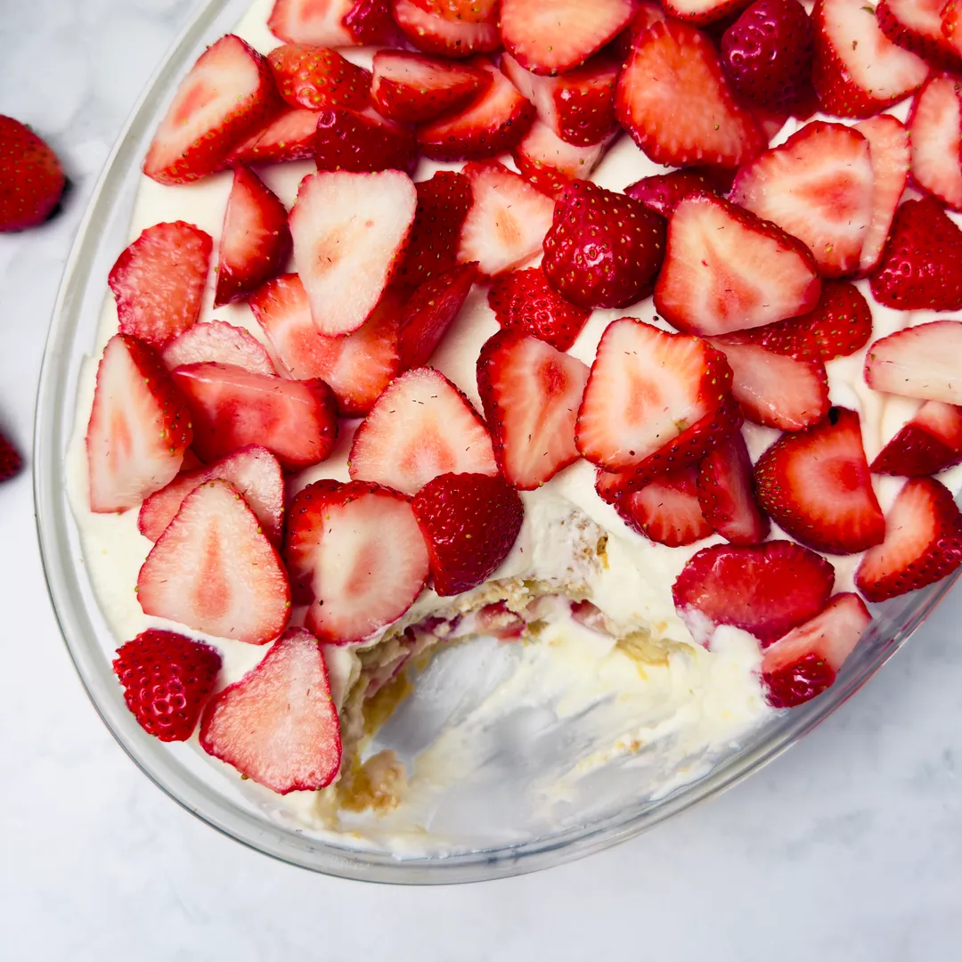 un tiramisu fraises dans un plat en céramique blanc