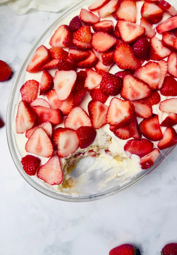 Tiramisu aux fraises un tiramisu fraises dans un plat en céramique blanc