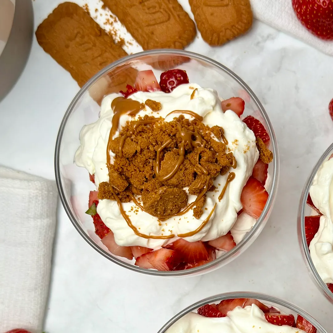 des verrines fraises speculoos sur un plan de travail