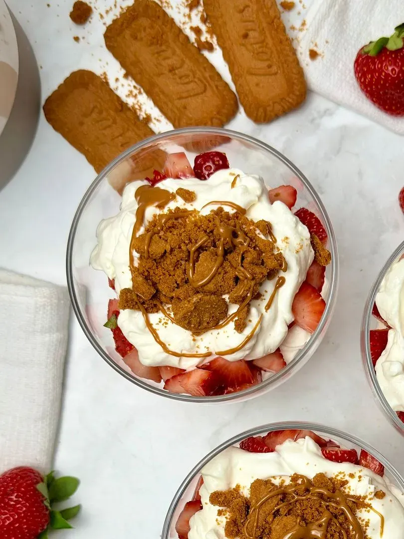 des verrines fraises speculoos sur un plan de travail