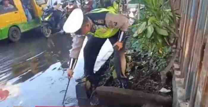 Viral Anggota Satlantas Sidoarjo Bersihkan Genangan Banjir, Aksinya Tuai Pujian 