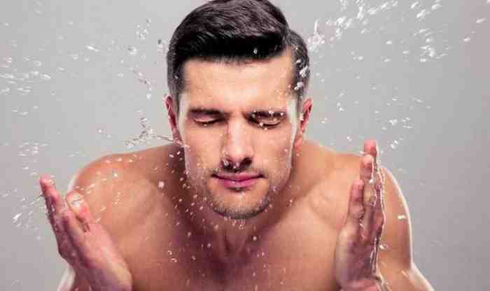 5 Rekomendasi Sabun Muka Untuk Kulit Berminyak Pria