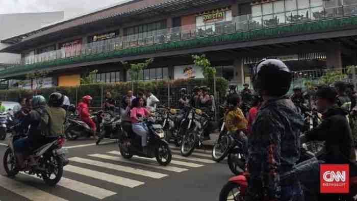 Rusuh! Massa Mengamuk dan Menuding AEON Mall JGC sebagai Penyebab Banjir