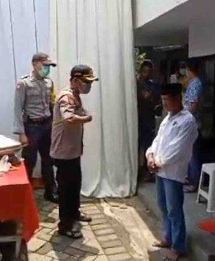 Viral, Detik-detik Polisi Marah Bubarkan Arisan Warga Ditengah Wabah Corona