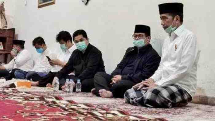 Jokowi Minta Menteri Tak Melayat, Warga Dihimbau Jaga Jarak di Pemakaman