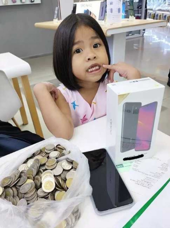 Luar Biasa, Masih Kecil Bisa Beli Ponsel Pakai Uang Koin Hasil Menabung