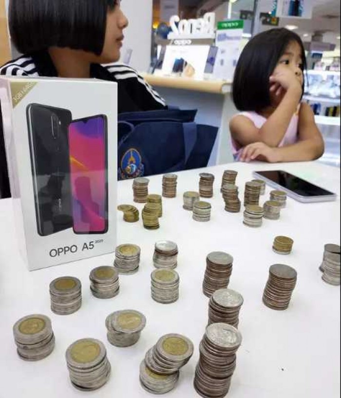 Luar Biasa, Masih Kecil Bisa Beli Ponsel Pakai Uang Koin Hasil Menabung