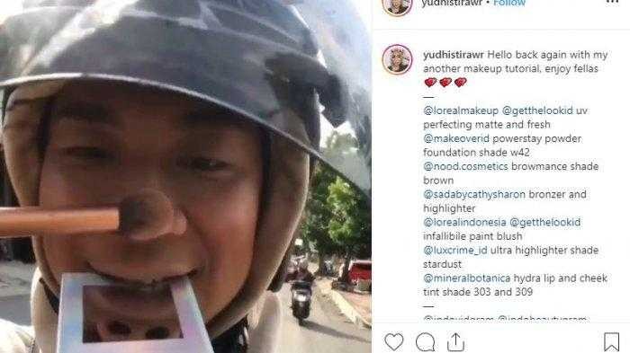 Astaga, Cuma Demi Konten Pria ini Dandan di Atas Motor