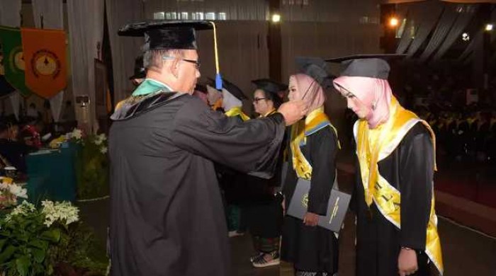 Cerita Perjuangan Anak Kernet Truk Lulus Cumlaude di Unsoed, Sempat Dihina Tetangga