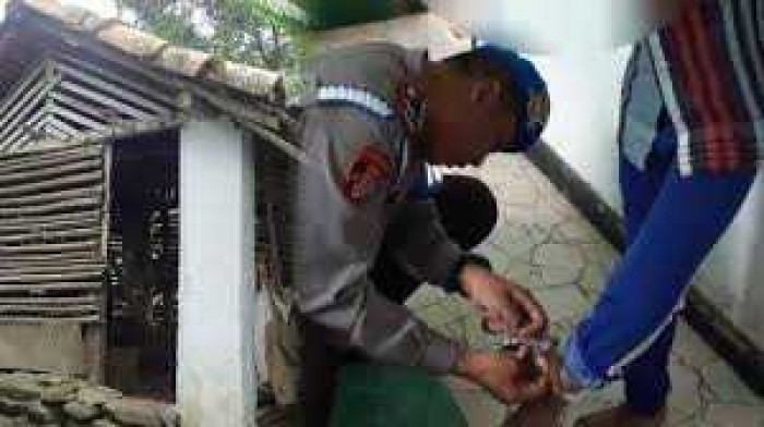 Menyedihkan, Bocah di Jember ini Disekap, Diborgol di Kandang Ayam Oleh Ayahnya